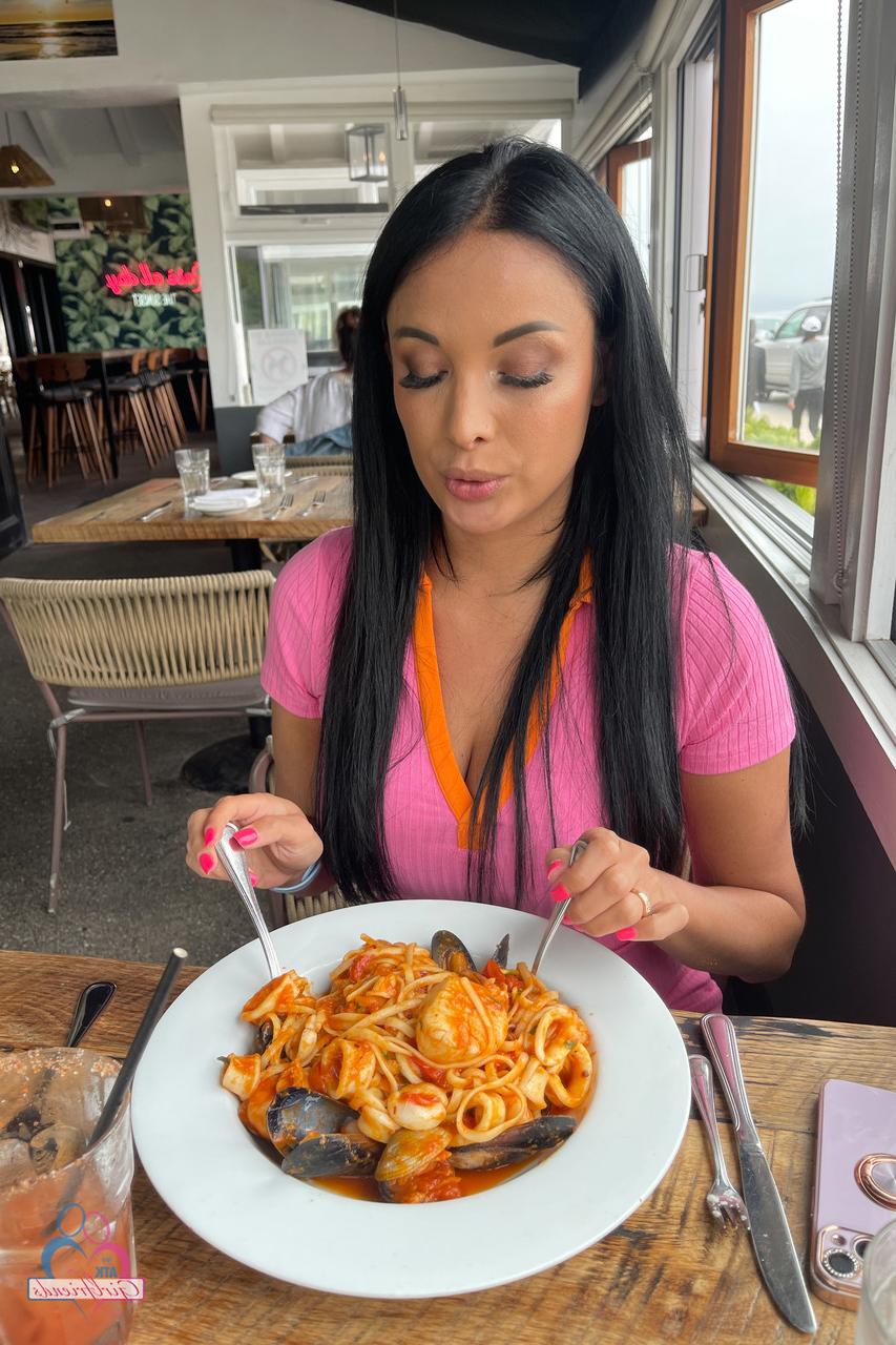 20P La caliente novia francesa Anissa Kate hace alarde de sus sexys pies, agujeros y gran culo