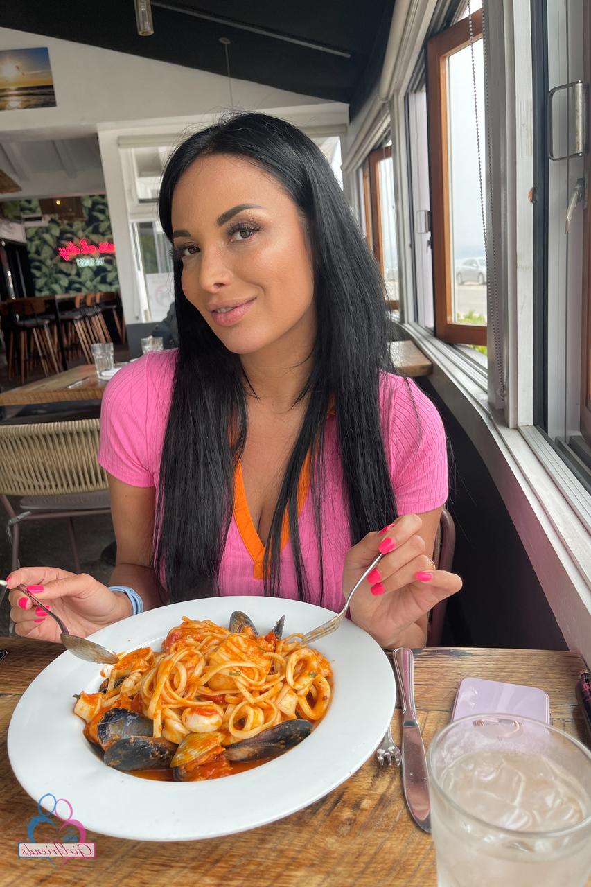 20P La caliente novia francesa Anissa Kate hace alarde de sus sexys pies, agujeros y gran culo