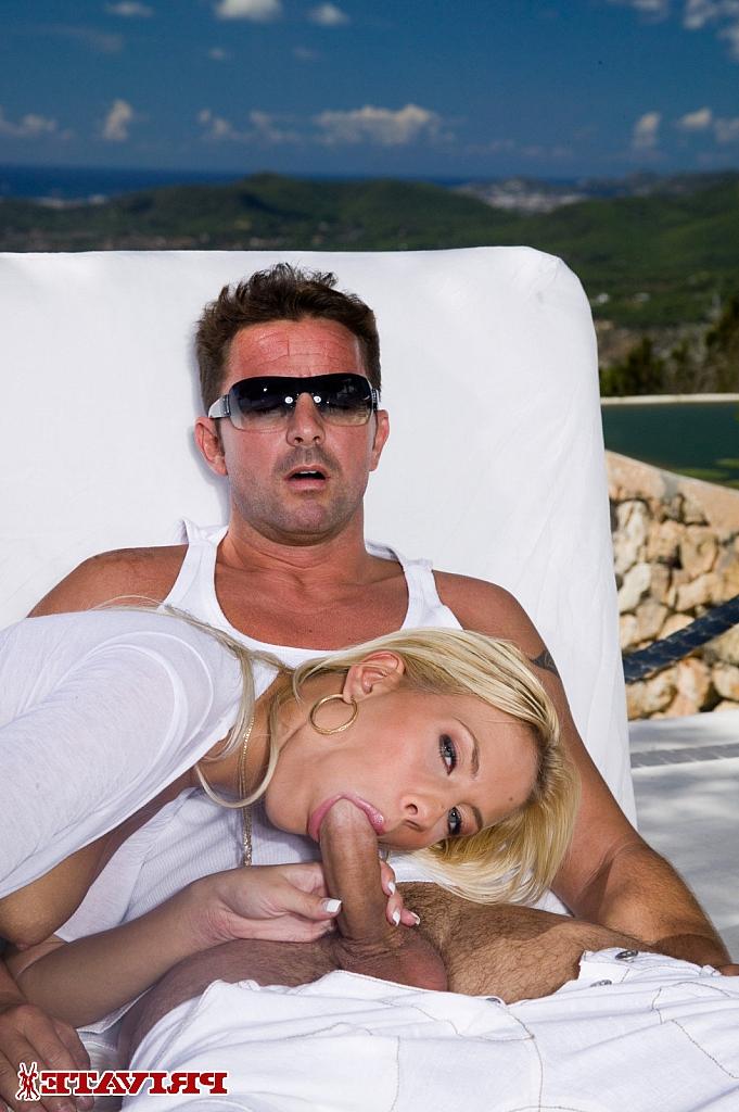20P La atrevida rubia Justine Ashley recibe una enorme polla en su coño y culo en la playa