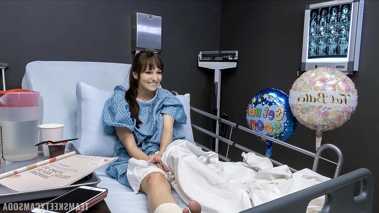 20P Die Patientin Lexi Luna gibt dem Arzt einen Handjob und lässt sich auf ihre großen Titten abspritzen