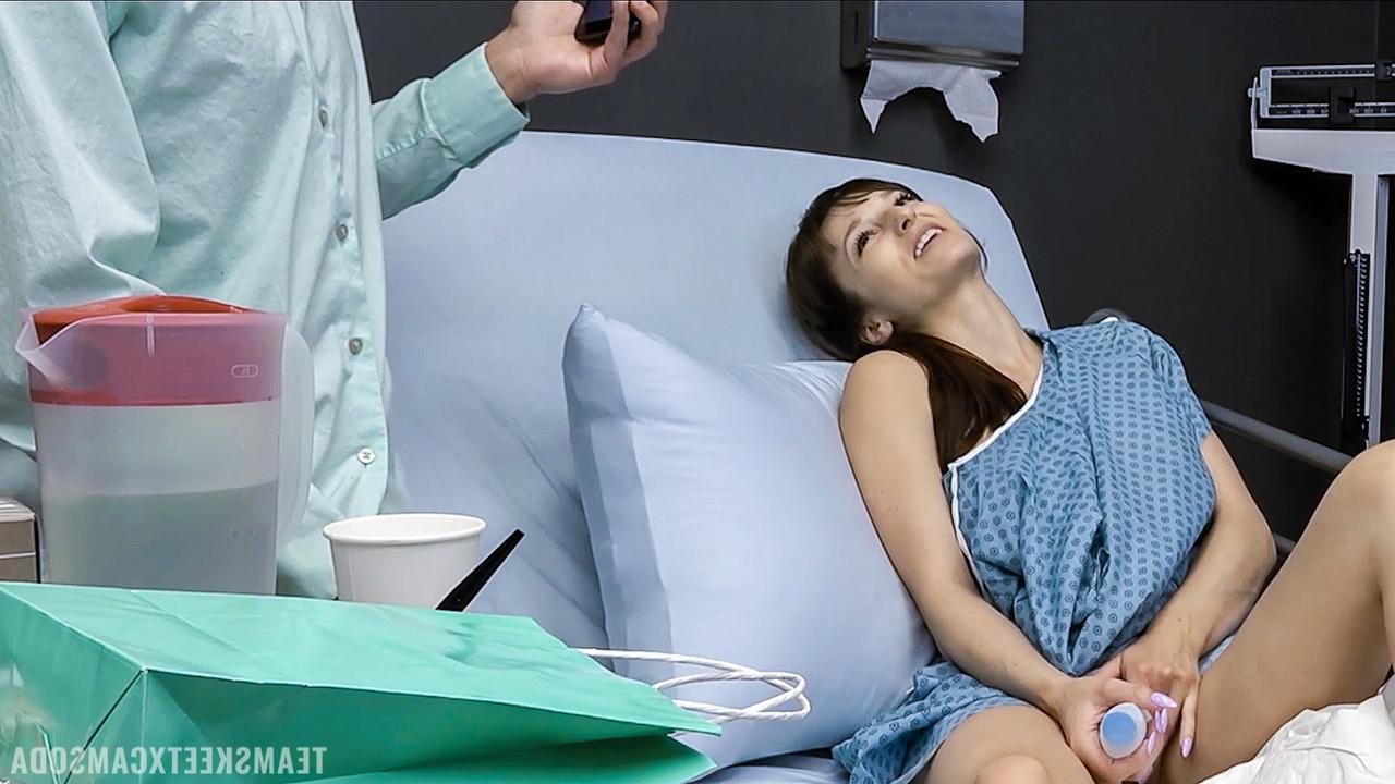20P Die Patientin Lexi Luna gibt dem Arzt einen Handjob und lässt sich auf ihre großen Titten abspritzen