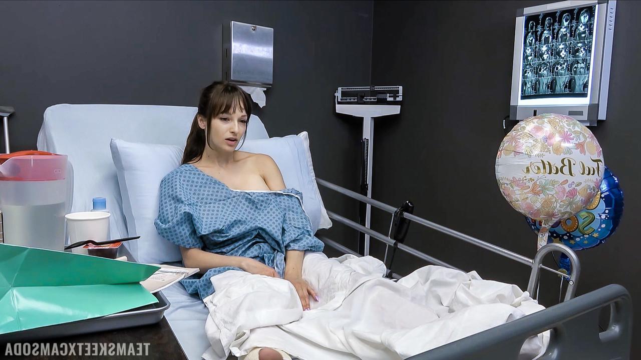 20P Die Patientin Lexi Luna gibt dem Arzt einen Handjob und lässt sich auf ihre großen Titten abspritzen