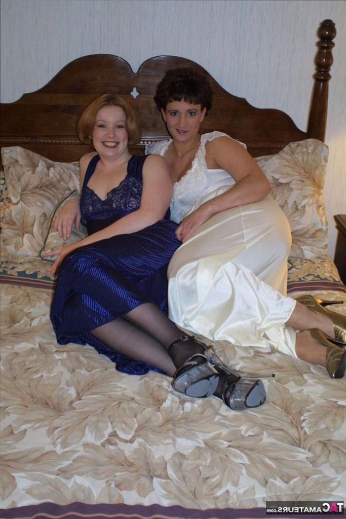 20P La regordeta amateur Reba y su novia 69 mientras tienen sexo lésbico