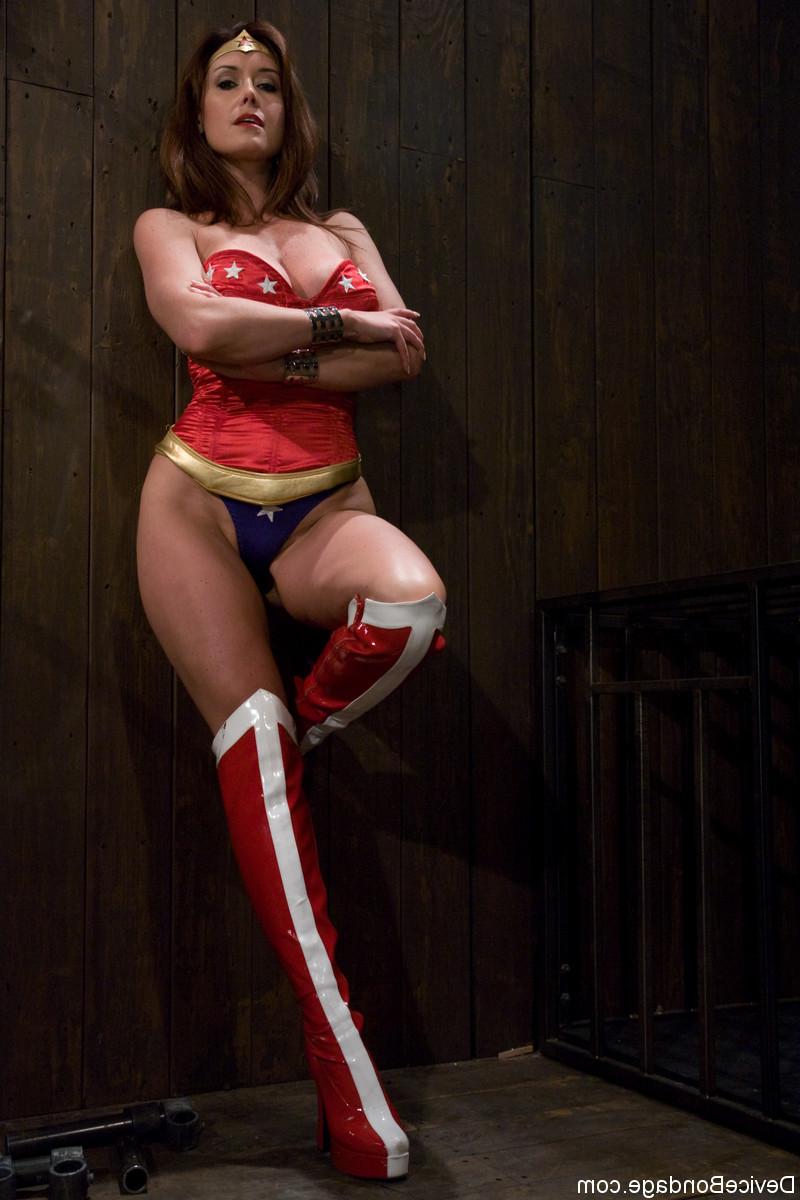 20P Wonder Woman Christina Carter se déshabille et fait peser ses gros seins.