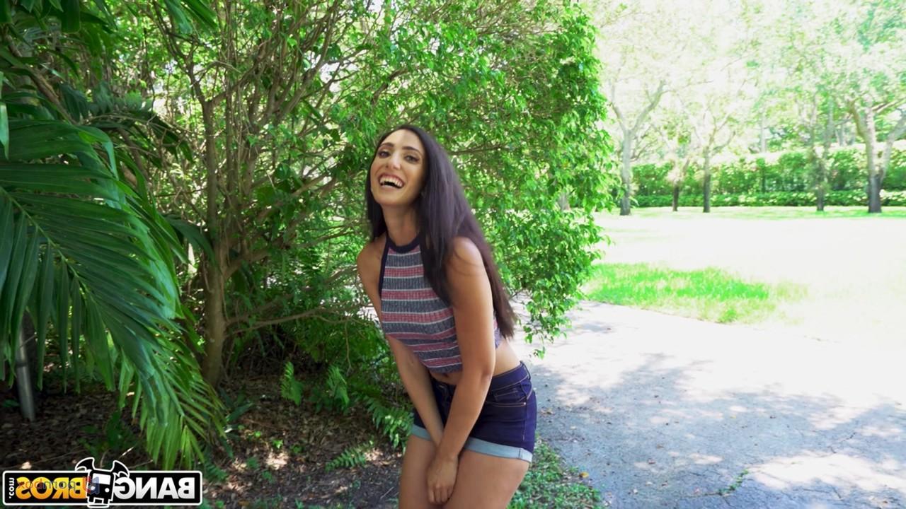 20P La tetona latina Angelica Cruz mama y folla la enorme polla de un extraño en una furgoneta