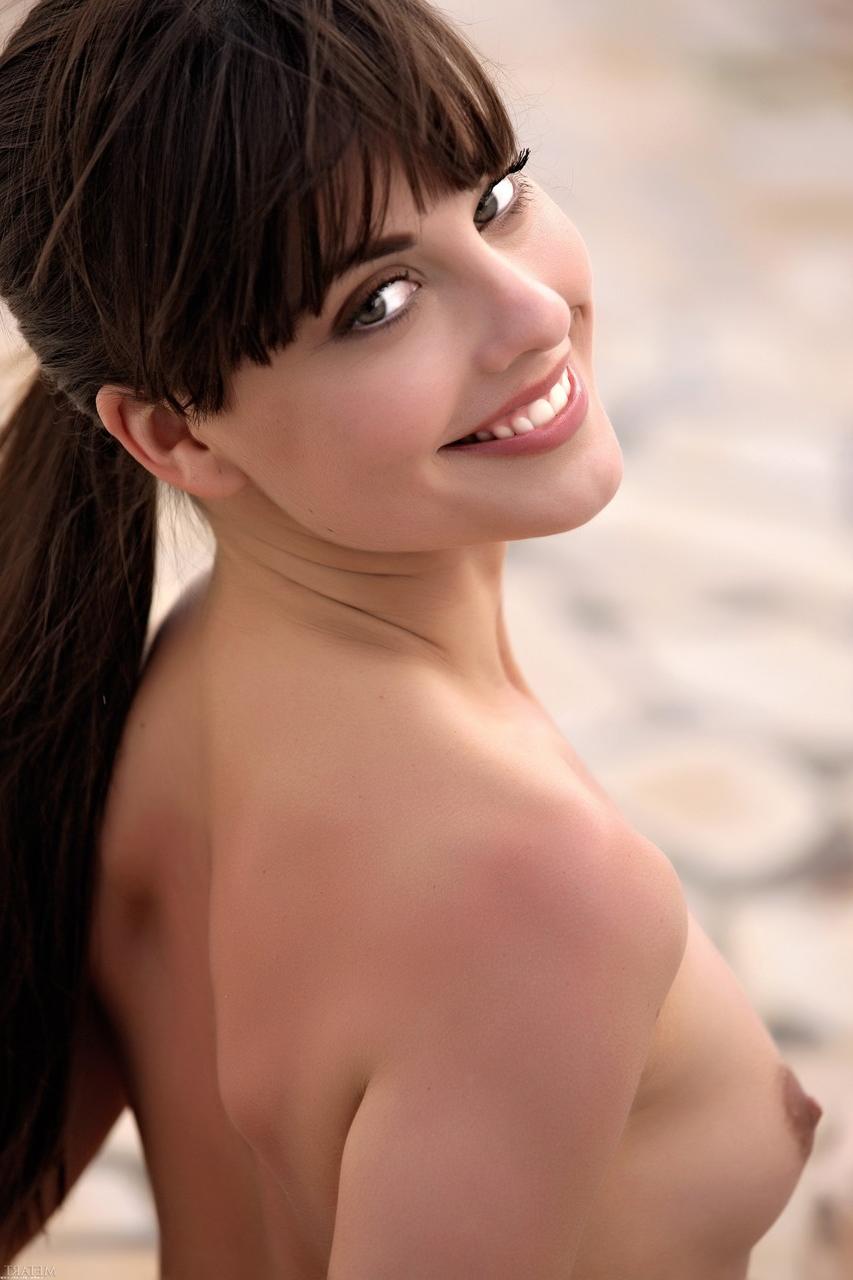 20P A morena Lorena B tira o vestido e posa nua ao ar livre
