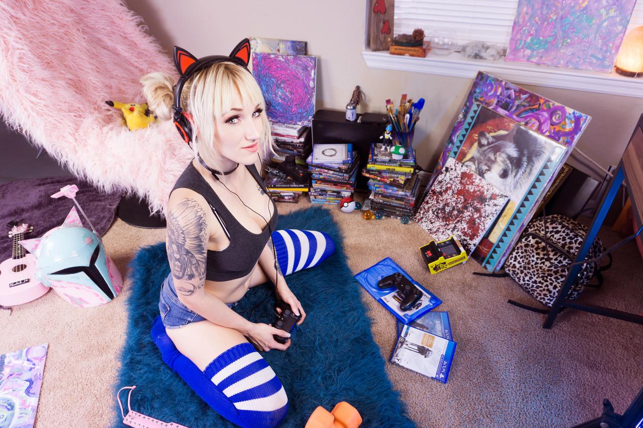 15P Das tätowierte Babe Kitty Quinn zeigt ihren großen Hintern bei einem sexy Striptease