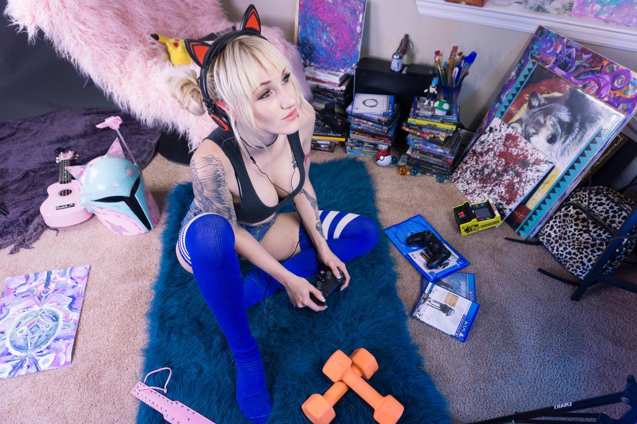 15P Das tätowierte Babe Kitty Quinn zeigt ihren großen Hintern bei einem sexy Striptease