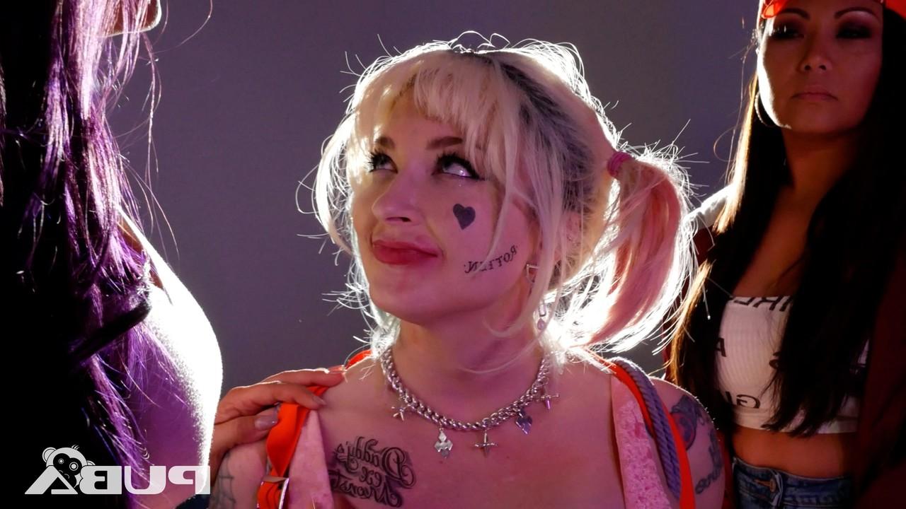 20P A lésbica loira Leya Falcon lambe a buceta enquanto faz gangbang com cintas