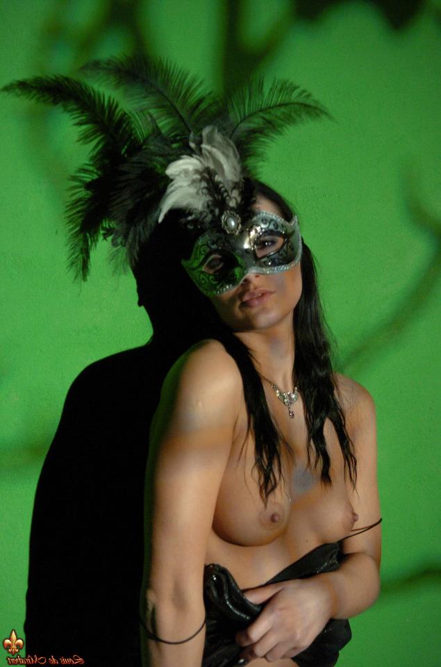 16P Die sexy Brünette Mili Jay entblößt ihre festen Titten in einer Maskerademaske