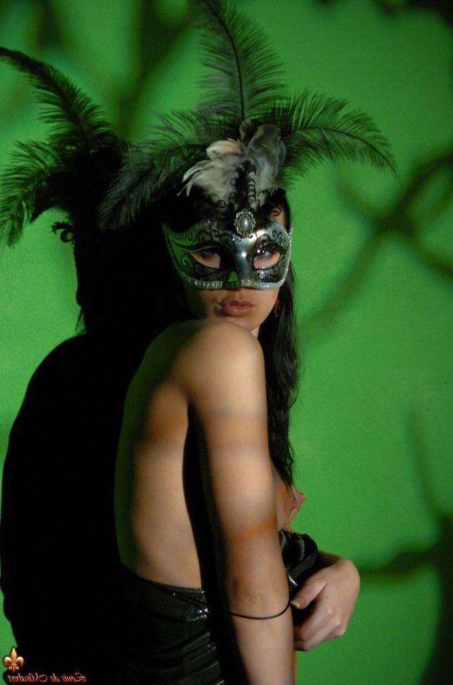 16P Die sexy Brünette Mili Jay entblößt ihre festen Titten in einer Maskerademaske