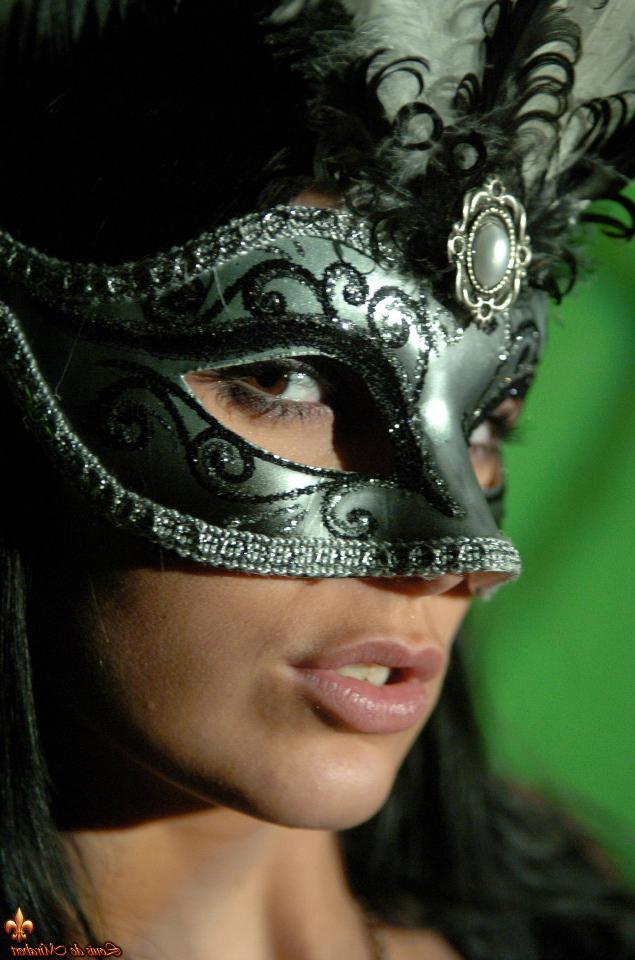 16P Die sexy Brünette Mili Jay entblößt ihre festen Titten in einer Maskerademaske