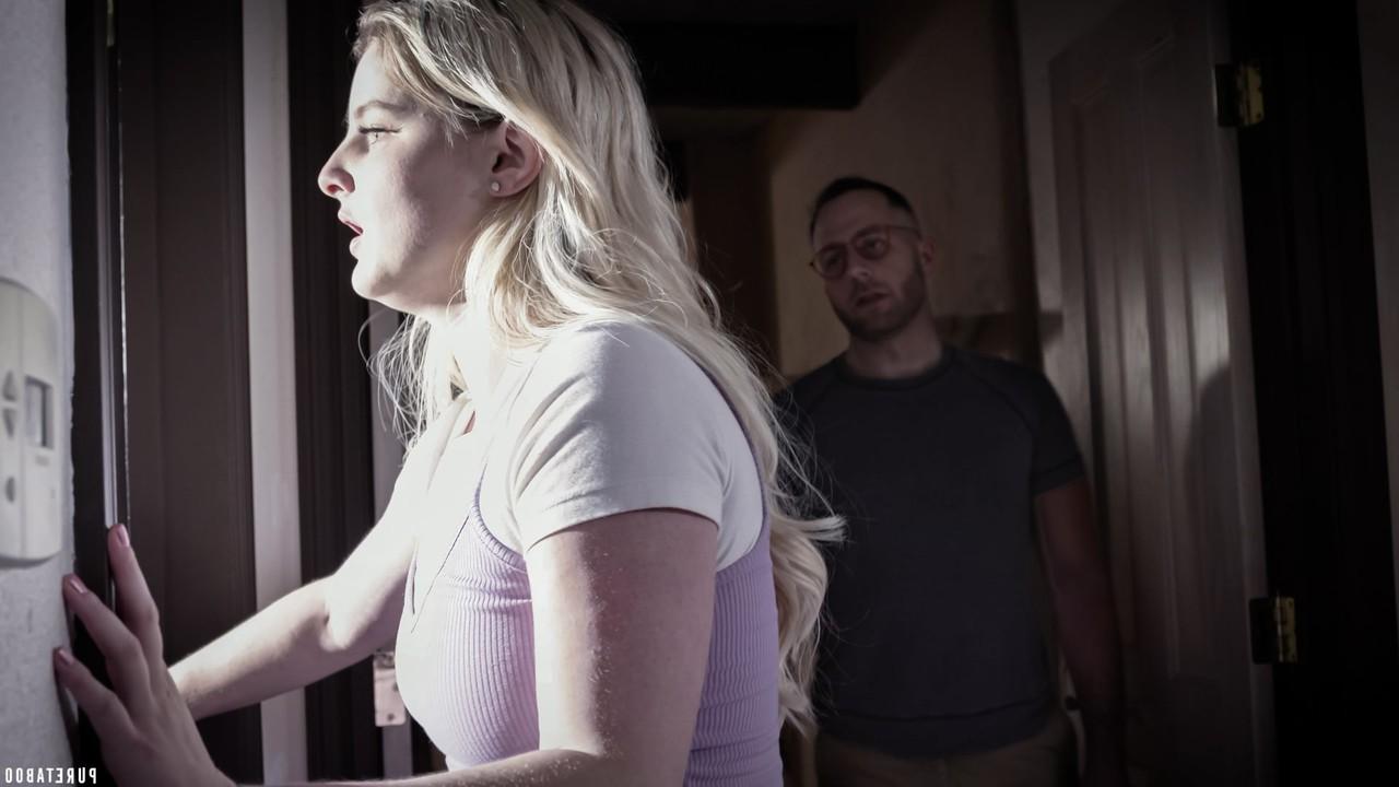 20P La nympho blonde Eliza Eves se fait défoncer les trous d'amour dans un plan à trois hard.