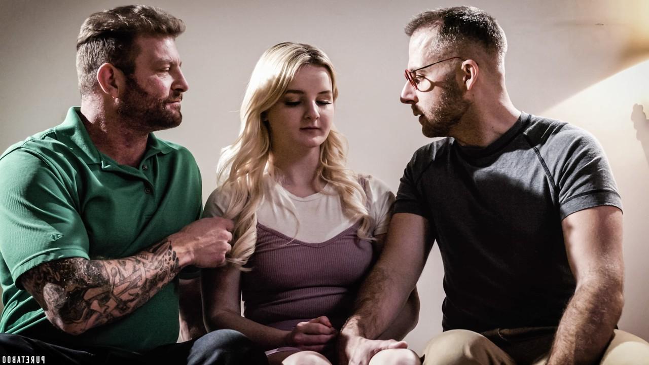 20P La nympho blonde Eliza Eves se fait défoncer les trous d'amour dans un plan à trois hard.