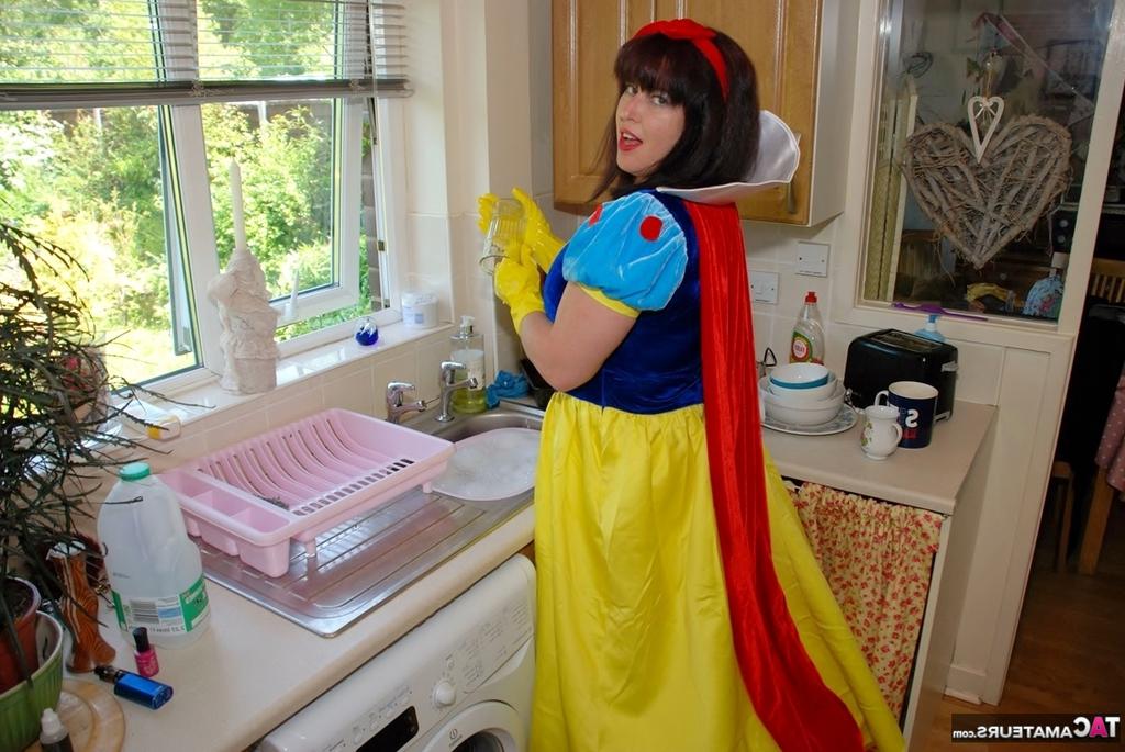 20P A amadora britânica Juicey Janey libera sua bunda grande e arrebata do traje de cosplay