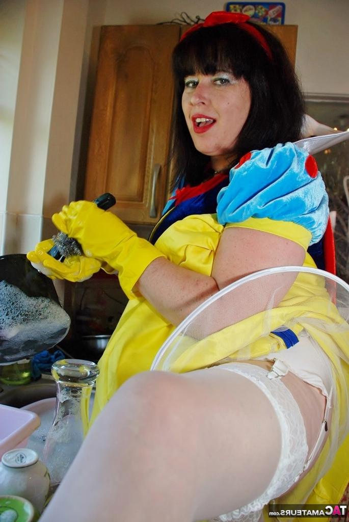 20P A amadora britânica Juicey Janey libera sua bunda grande e arrebata do traje de cosplay
