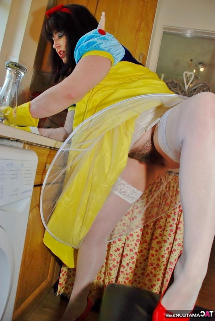 20P A amadora britânica Juicey Janey libera sua bunda grande e arrebata do traje de cosplay