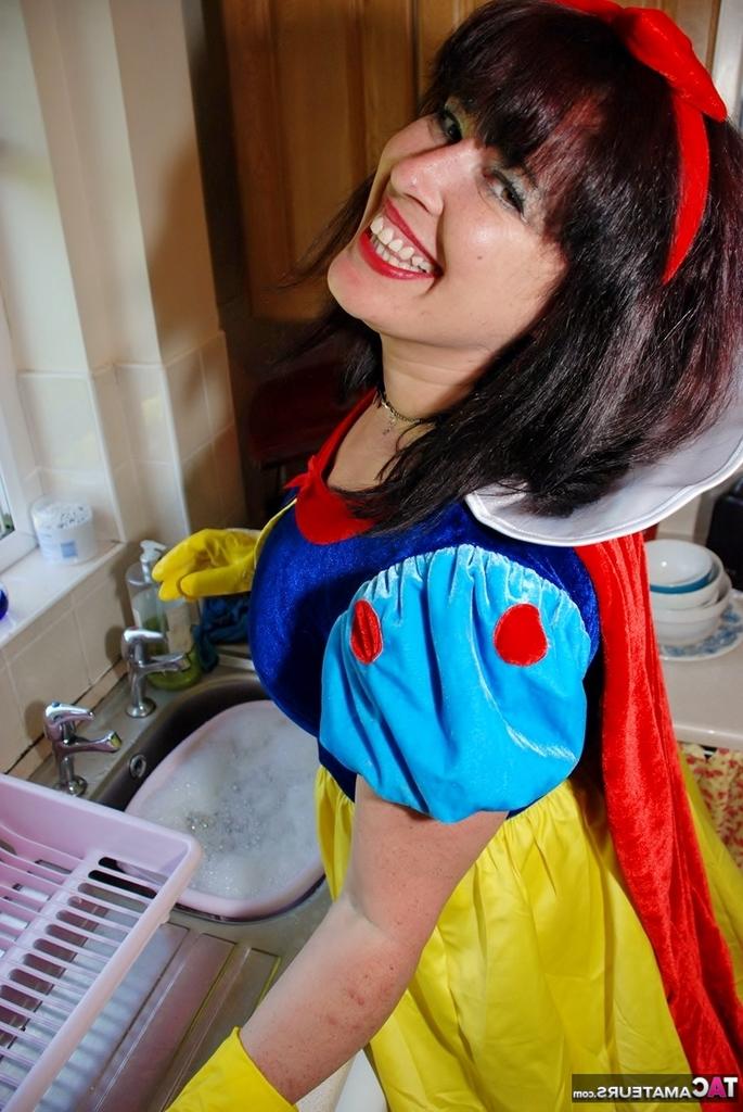 20P A amadora britânica Juicey Janey libera sua bunda grande e arrebata do traje de cosplay