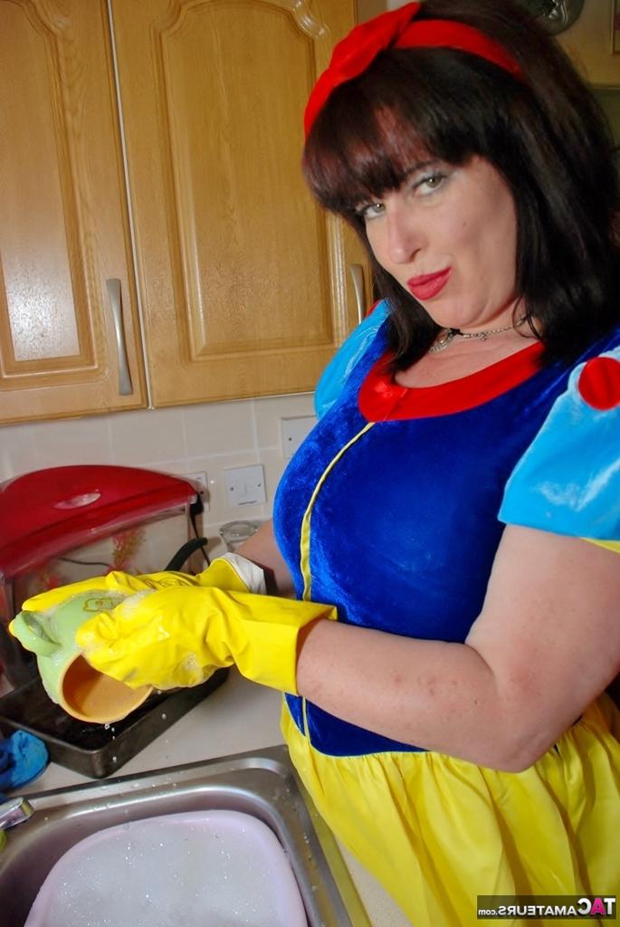 20P A amadora britânica Juicey Janey libera sua bunda grande e arrebata do traje de cosplay