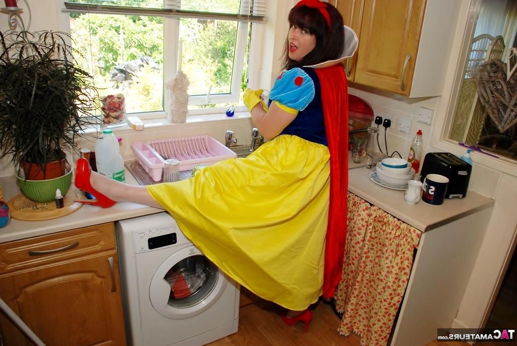 20P A amadora britânica Juicey Janey libera sua bunda grande e arrebata do traje de cosplay