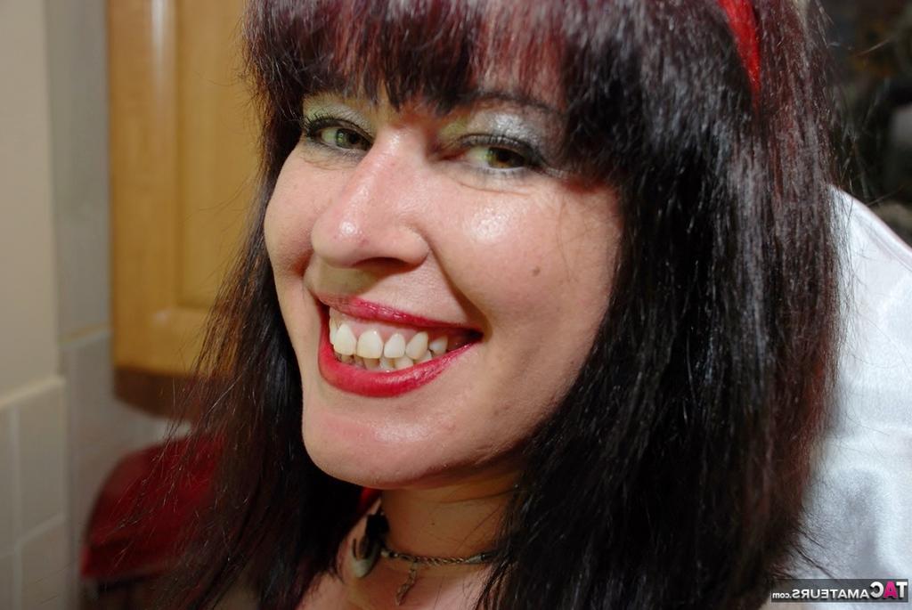 20P A amadora britânica Juicey Janey libera sua bunda grande e arrebata do traje de cosplay