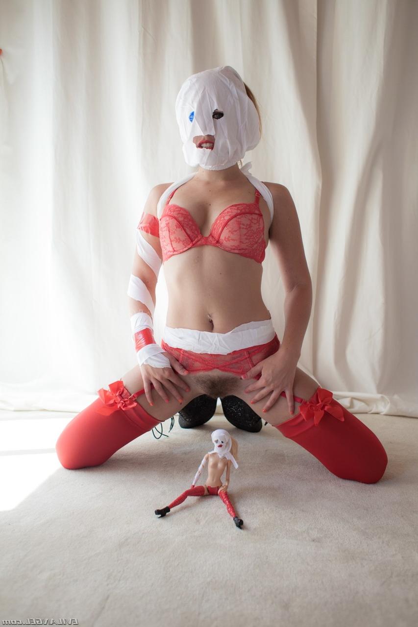 17P Sexy Mystery Girl muestra sus pechos naturales y se mete los dedos en el culo