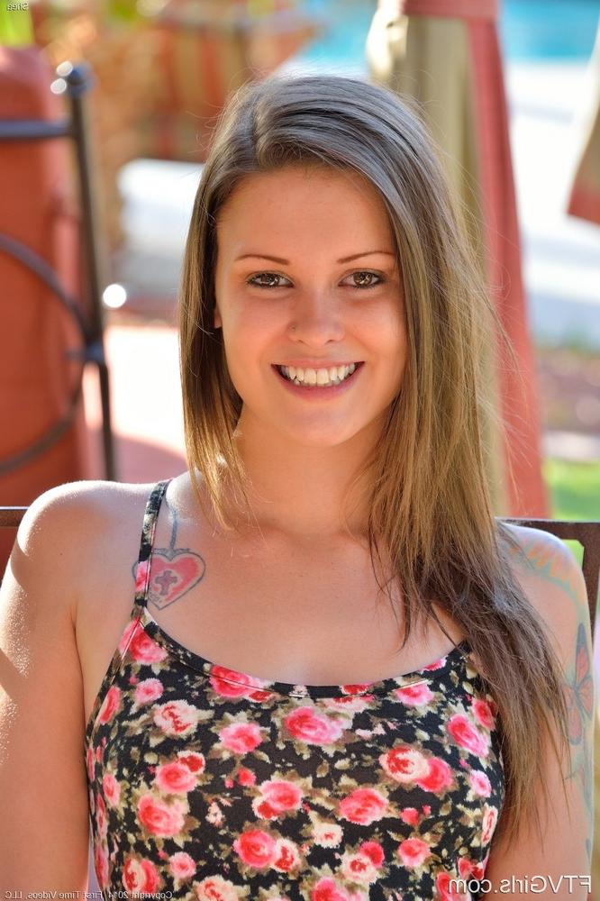 15P Teenie-Solomädchen zieht ihr weißes Höschen aus und zieht sich an, um nackt auf dem Balkon zu posieren