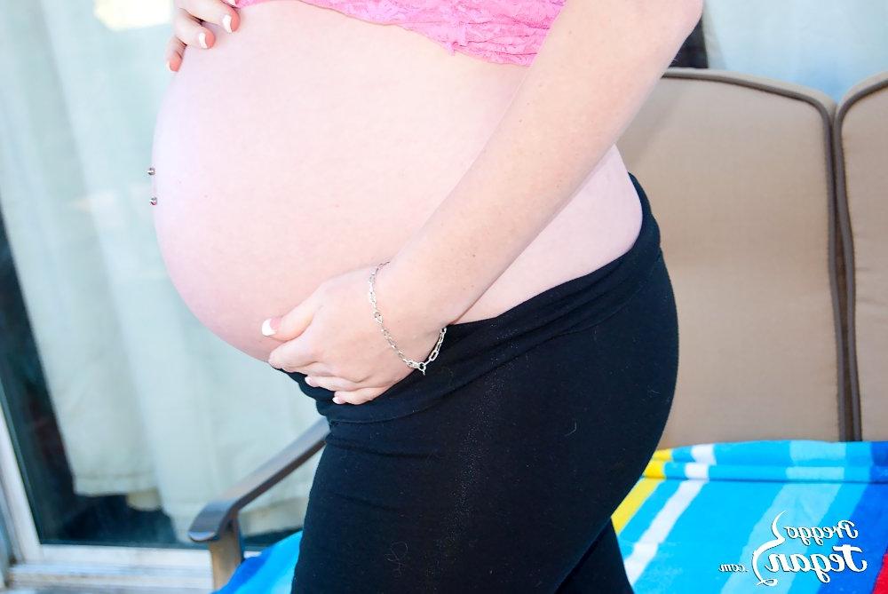 12P Loira grávida segura a barriga inchada e os seios cheios de leite também