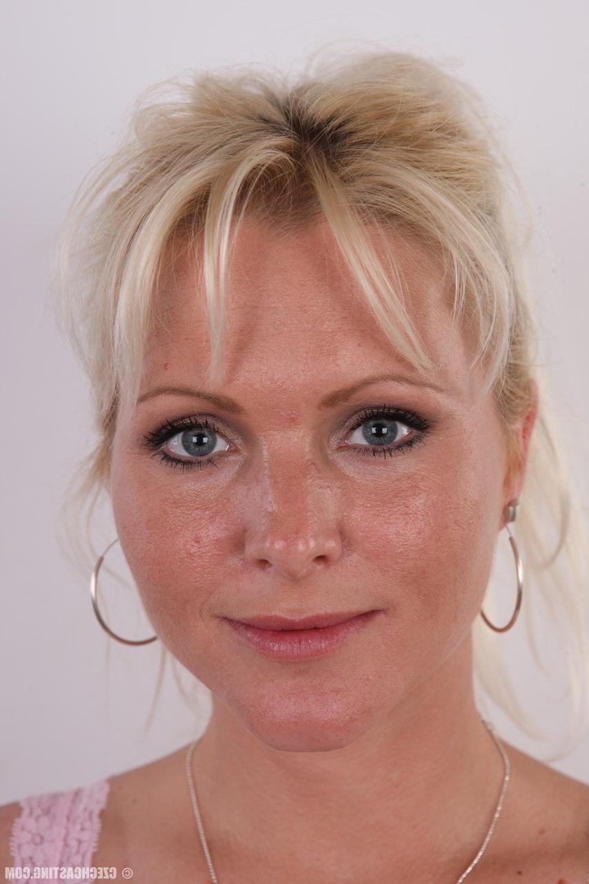 15P Die hübsche Amateur-MILF Katerina bietet Nahaufnahmen von kleinen Titten und einer winzigen rasierten Muschi