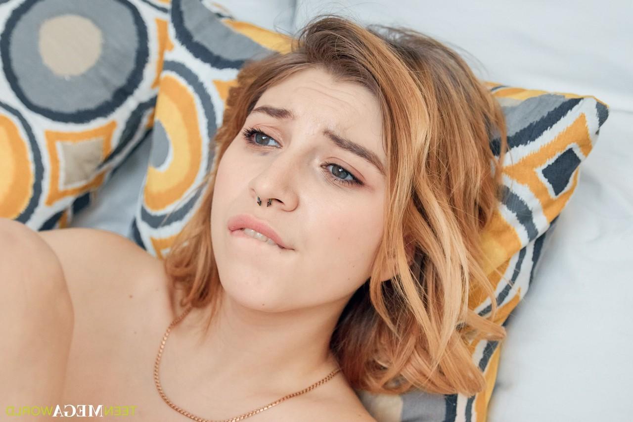 16P A adolescente excitada Kami Yammy leva um vibrador para sua buceta rosa na cama