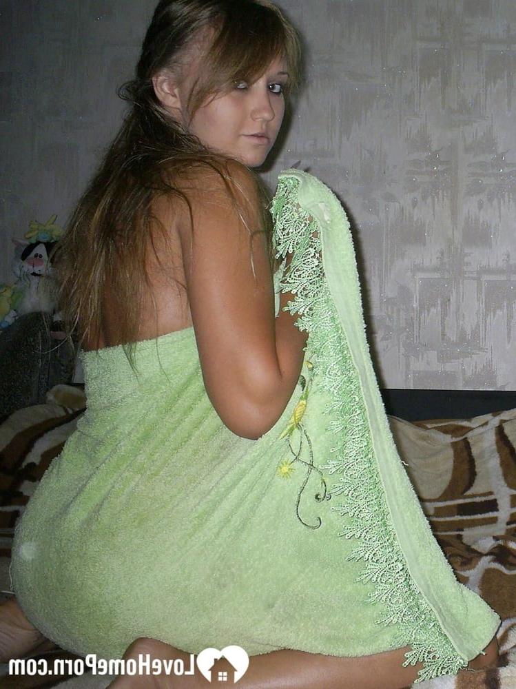 20P Impressionante gata amadora exibindo seus incríveis seios grandes e naturais e bunda