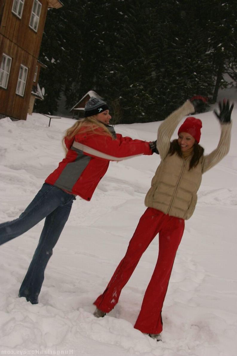 20P A lésbica Renata Tomankova e sua namorada se lambem na neve