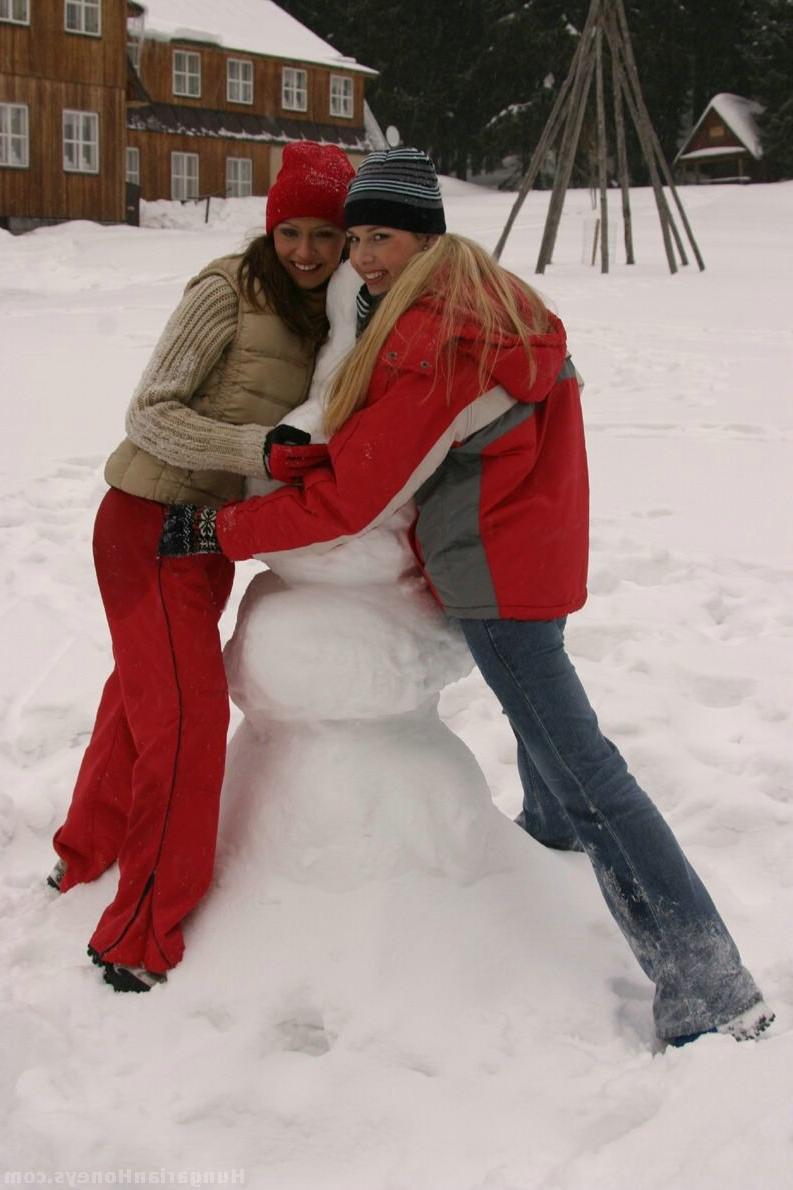 20P A lésbica Renata Tomankova e sua namorada se lambem na neve