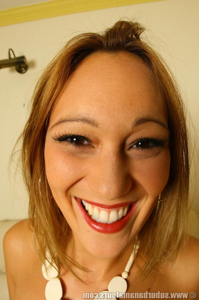 20P Die vollbusige Amateurin Yazmin Daniel zieht sich auf dem Sofa aus und fingert ihre geile Muschi