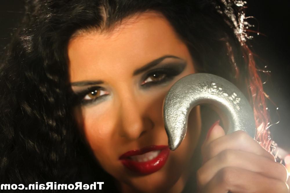 16P La MILF sexy Romi Rain montre ses seins et sa chatte tout enchaînée.