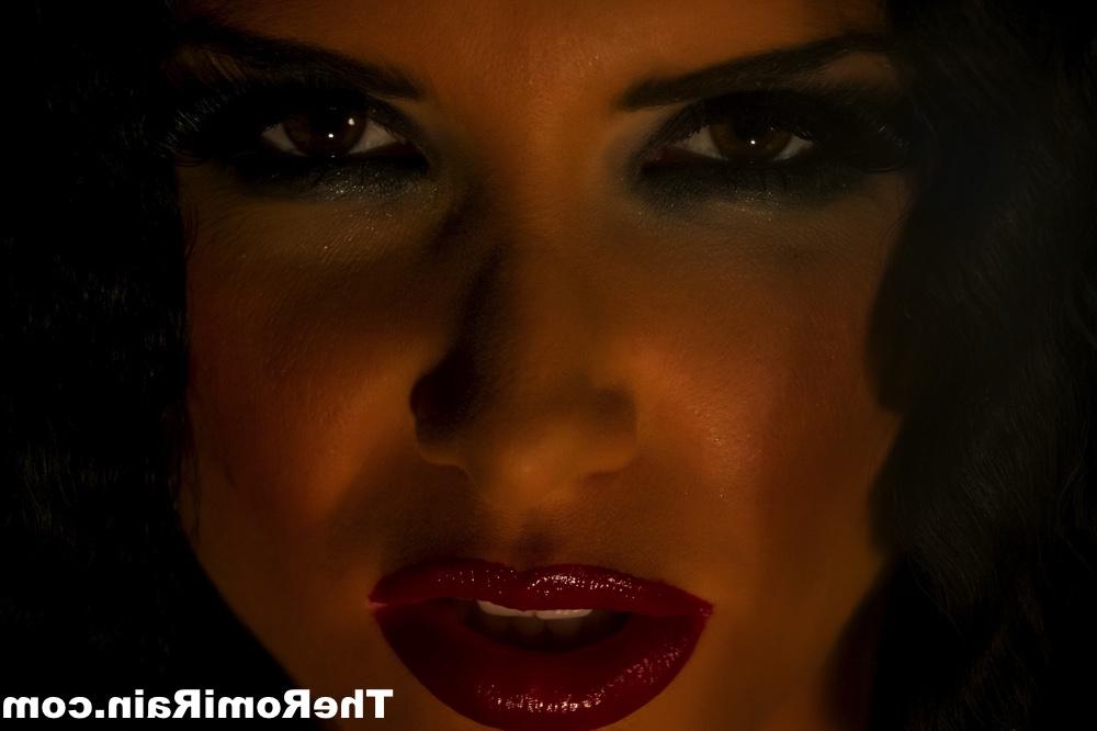 16P La MILF sexy Romi Rain montre ses seins et sa chatte tout enchaînée.