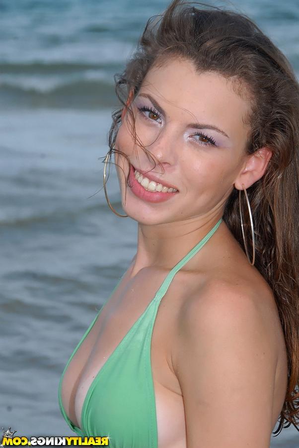 16P Mary Jane, latina sexy, montre son corps sexy en bikini sur la plage.