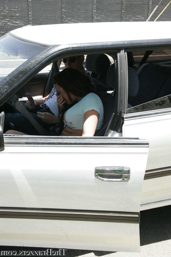 20P La estrella porno con curvas Eva Angelina seduce a un extraño y le chupa la polla en un coche