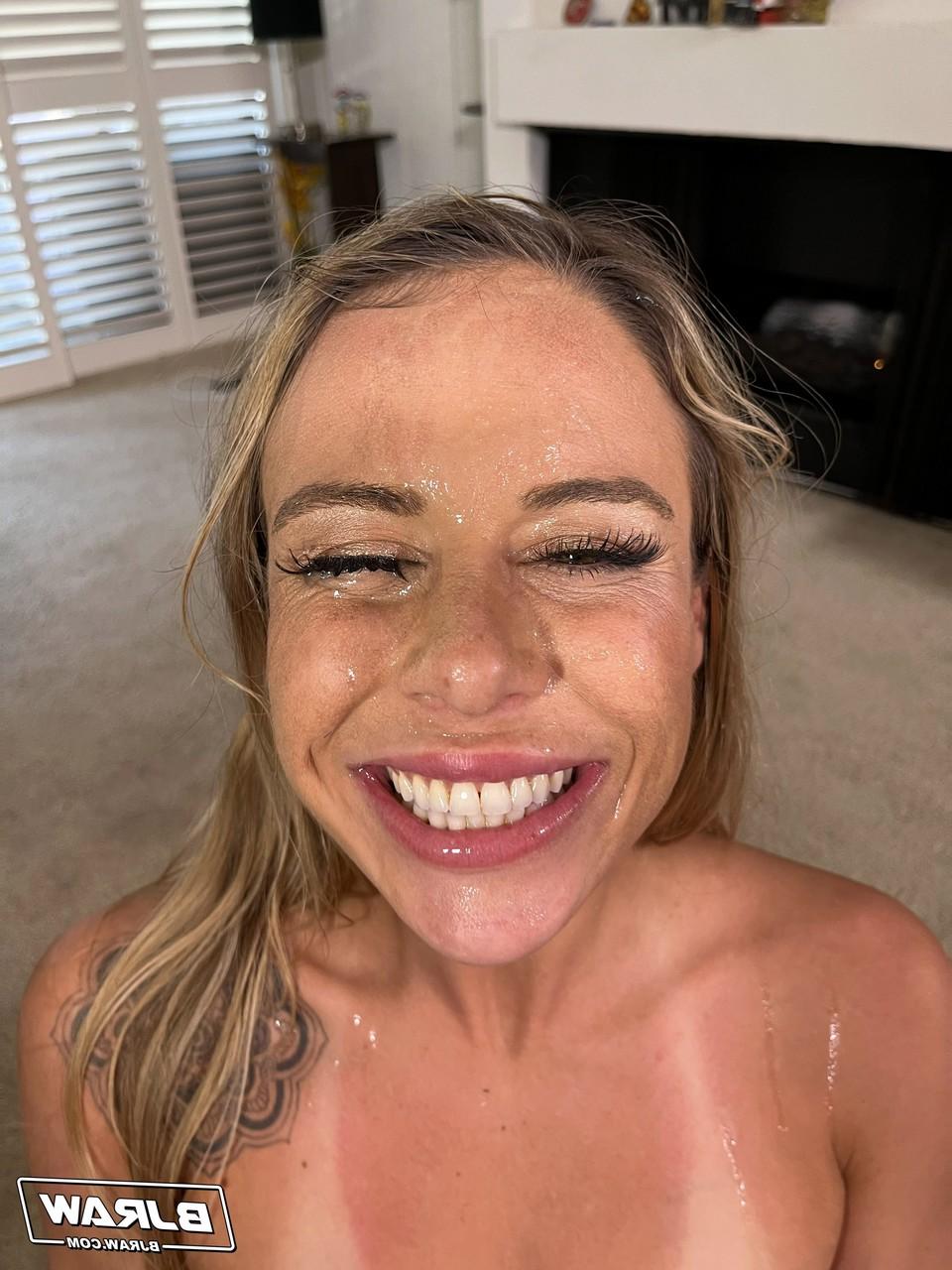 20P Das hübsche Luder Summer Vixen isst Sperma und gibt dabei einen erregenden POV-Blowjob