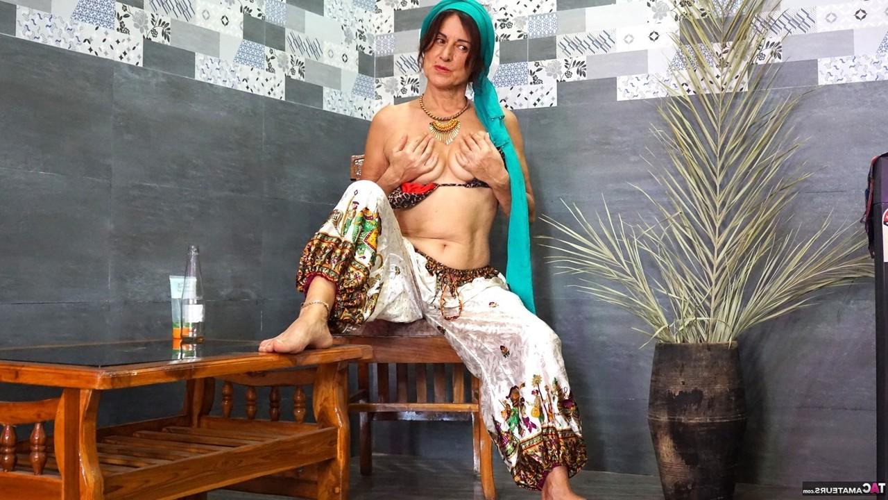 16P A morena madura Diana Ananta acaricia seus seios naturais antes de mostrar sua bunda