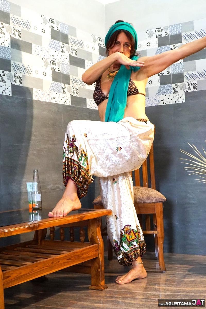 16P A morena madura Diana Ananta acaricia seus seios naturais antes de mostrar sua bunda