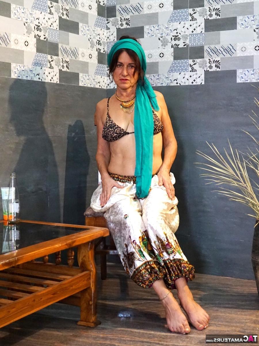 16P A morena madura Diana Ananta acaricia seus seios naturais antes de mostrar sua bunda