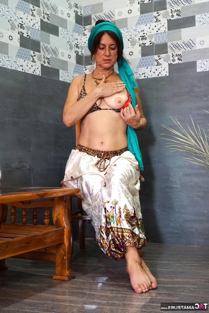 16P A morena madura Diana Ananta acaricia seus seios naturais antes de mostrar sua bunda