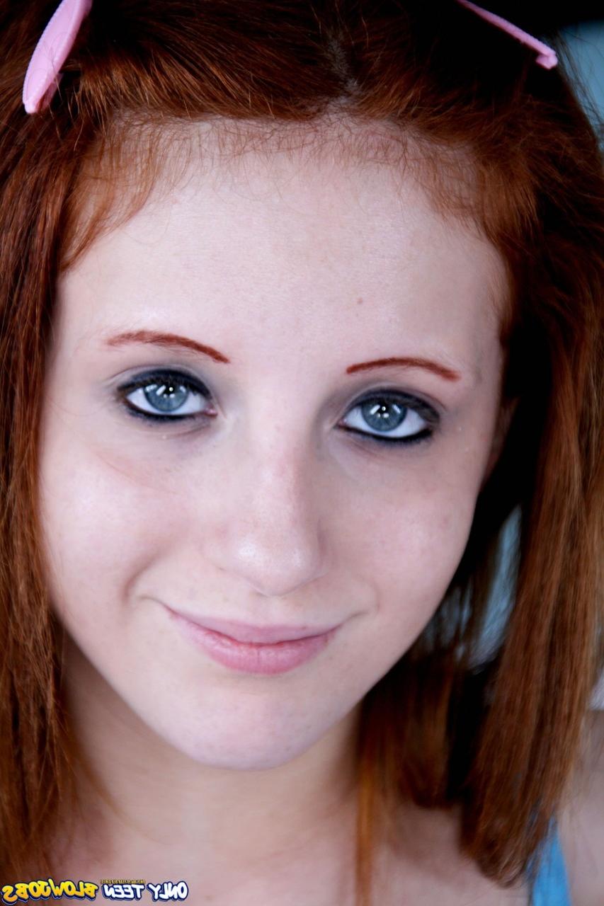 17P A pequena ruiva Samantha Sixx mostra sua vulva e sopra tesão duro