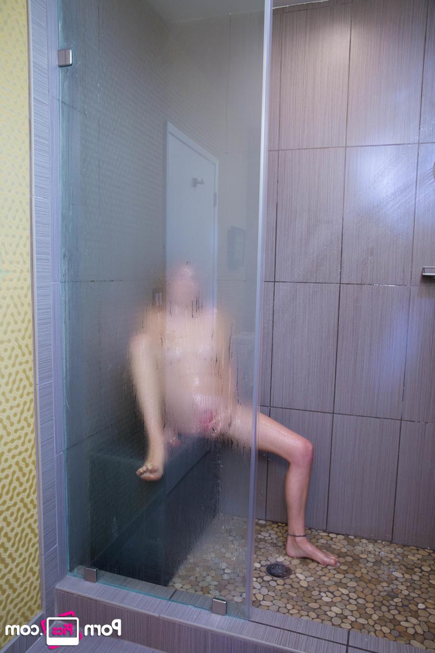 20P Les lesbiennes Makayla Cox et Kinsley Eden s'amusent sous la douche.