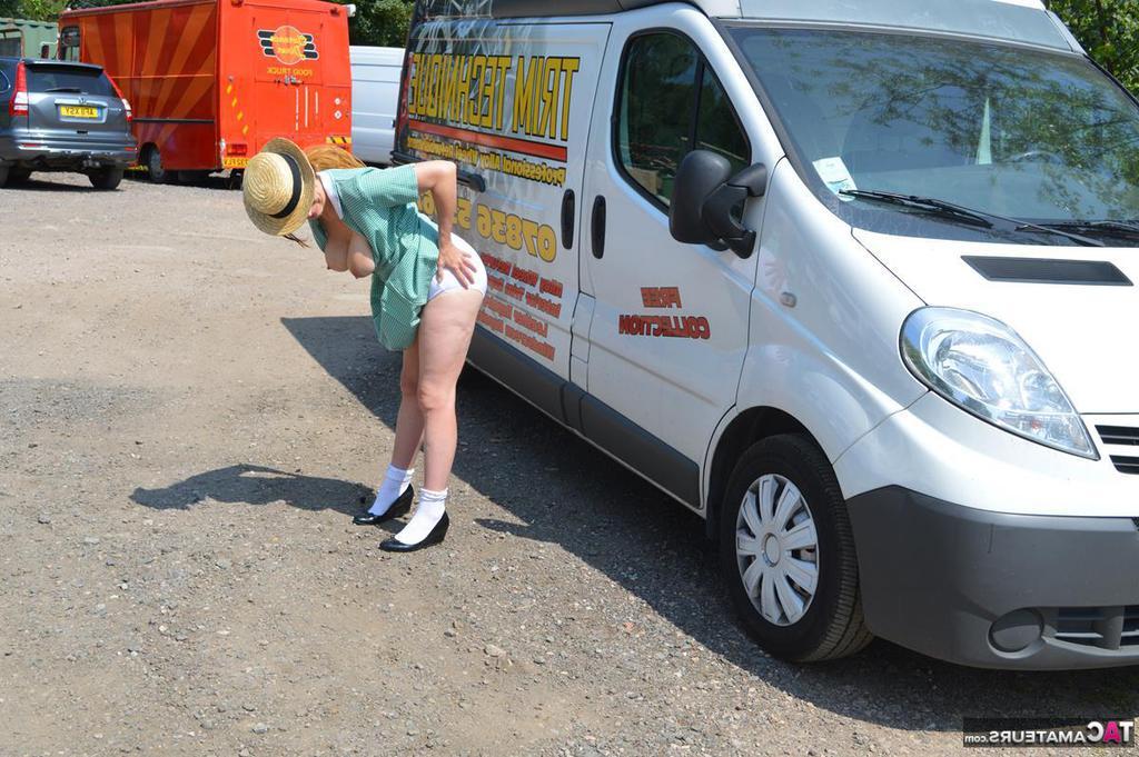 20P La mayor amateur Barby Slut se desnuda hasta quedar con calcetines y zapatos blancos en un lugar público