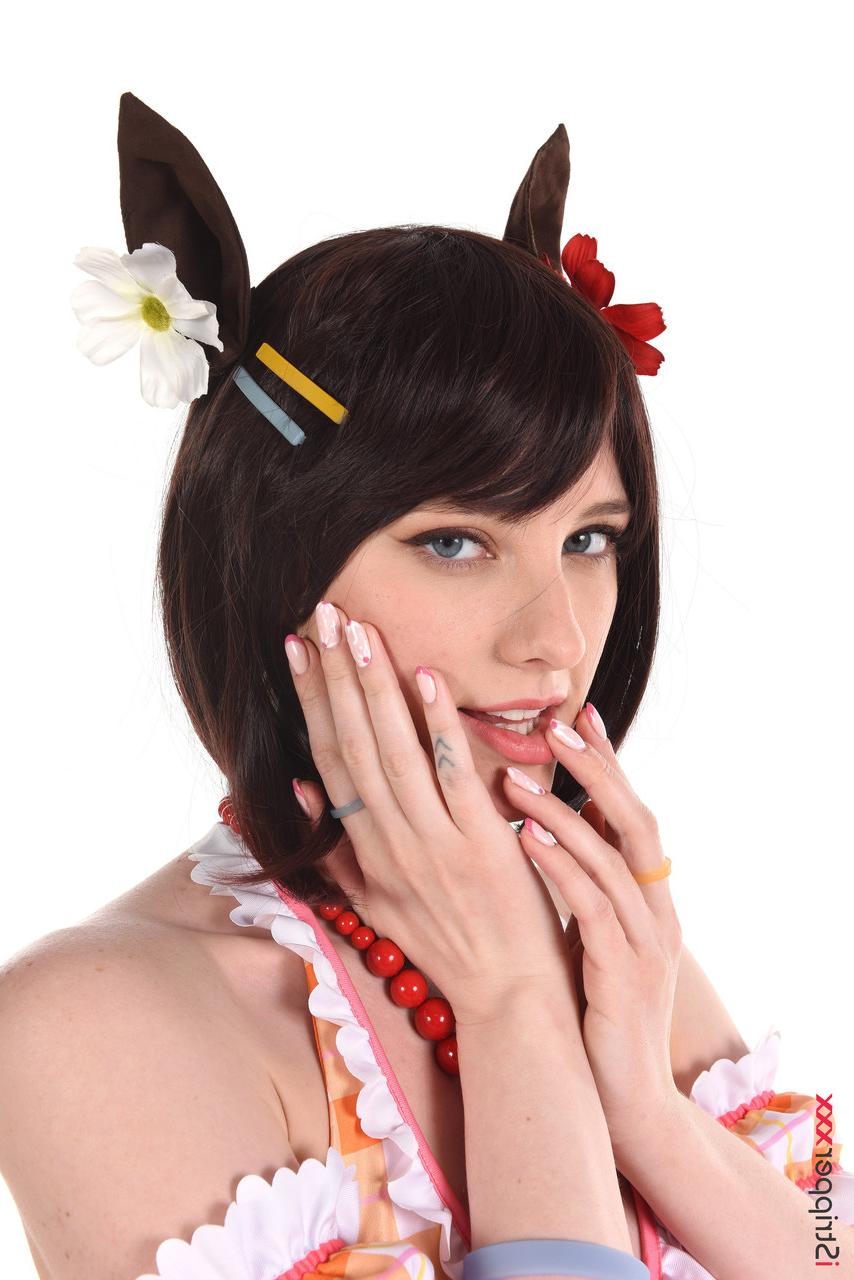 15P Cute brunette Melody Marks puts on a strip show before toying her pussy