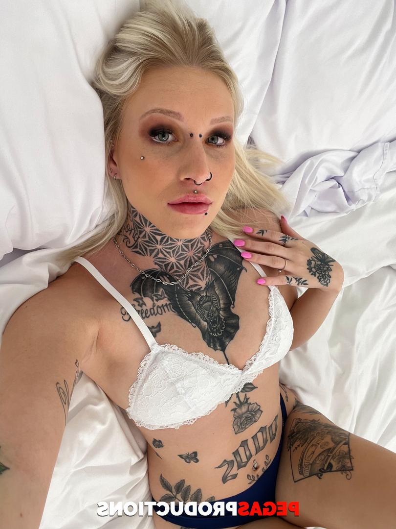 18P A adolescente sexy Princesa 69 mostra suas lindas tatuagens totalmente nua