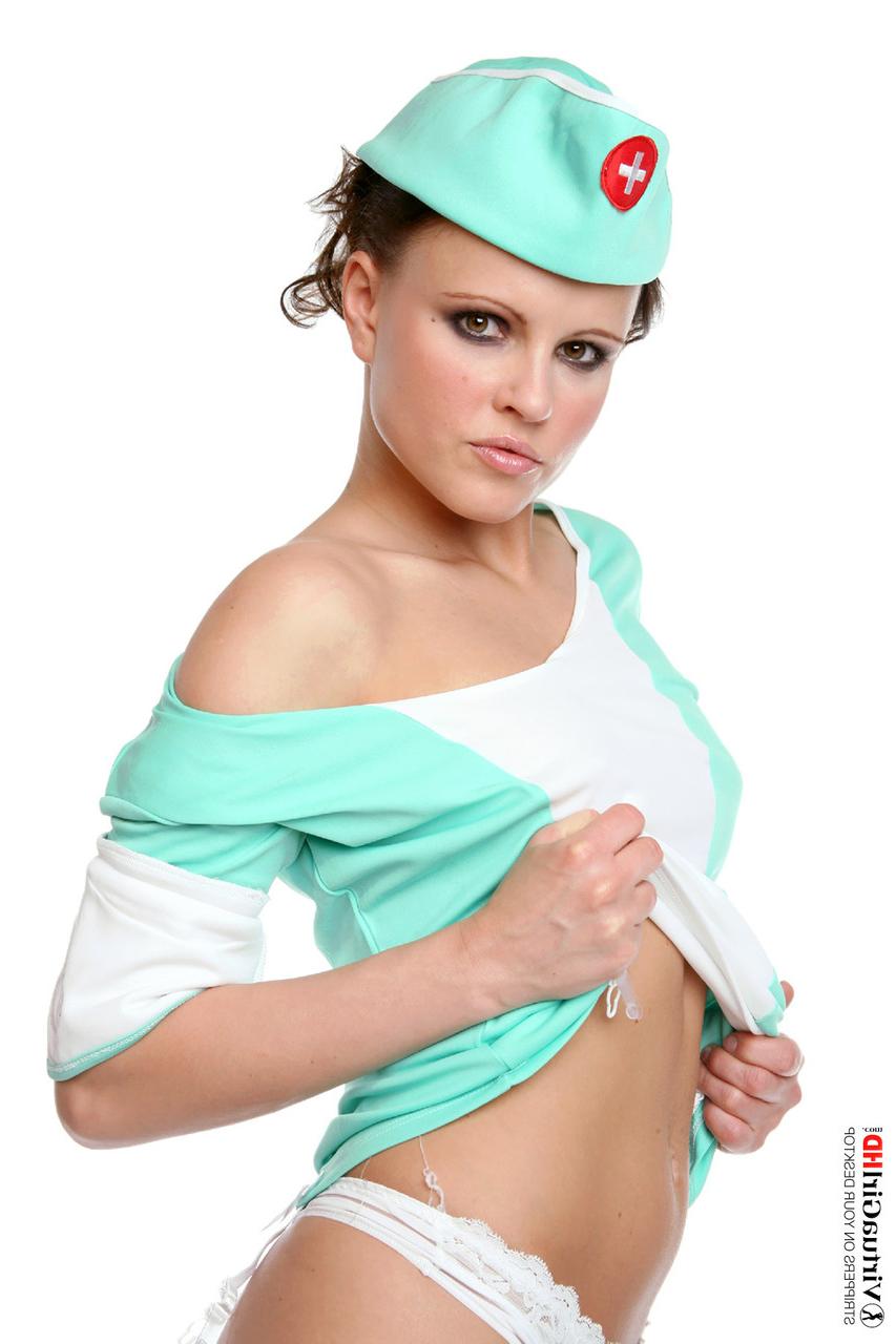 15P L'infirmière sexy Monica Sweet enlève son uniforme de manière sexy.