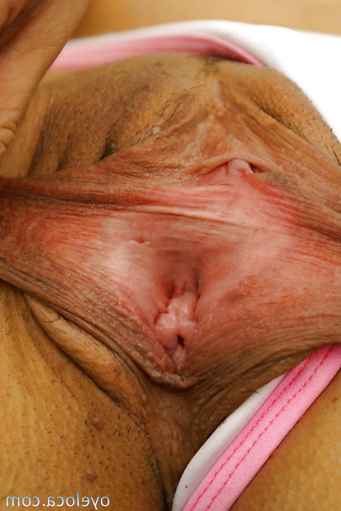 16P Chica latina con gafas de sol quitándose el bikini y acariciándose